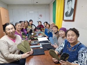 «Серебряные» волонтеры Чурапчинского района изготовили блиндажные свечи для бойцов СВО