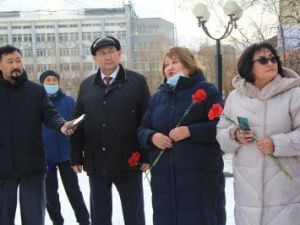 Юрий Куприянов и участники фестиваля поэзии «Благодать большого снега» возложили цветы к памятнику Даниловым  