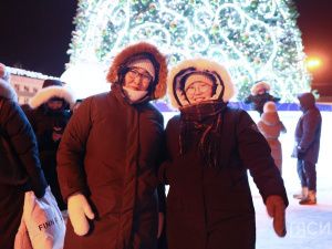 Фоторепортаж: зажжение новой новогодней ёлки в Якутске