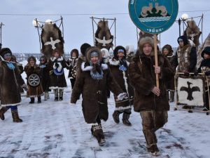 Фото: шествие в национальных костюмах в Оленекском районе в День оленевода