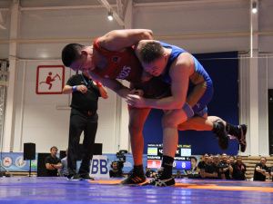 Первый день чемпионата Якутии по вольной борьбе преподнес ряд сенсаций