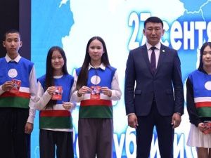 Сергей Местников провел урок государственности в Хатасской школе города Якутска