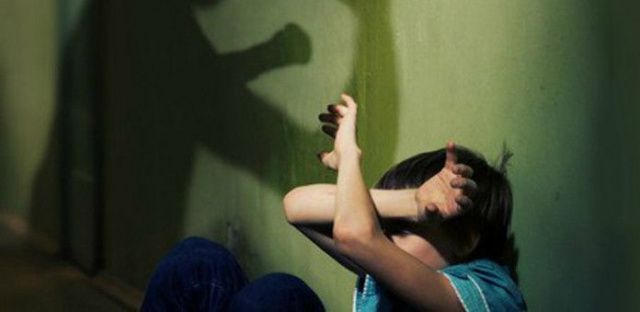 В Якутии мужчина истязал своих детей и угрожал их убить