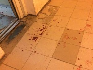Фотофакт: В Якутске подъезд залит кровью