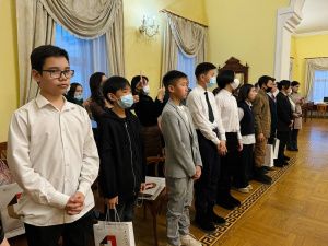 В Якутске юным горожанам торжественно вручили паспорта ко Дню Конституции РФ