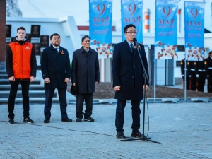 В патриотической акции «Свеча памяти» якутяне выложили из горящих свечей слово «ПОМНИМ» 