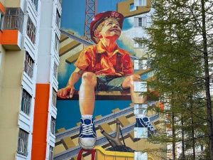Художницы из Мирного завершили создание первого крупного мурала в Нерюнгри к юбилею города