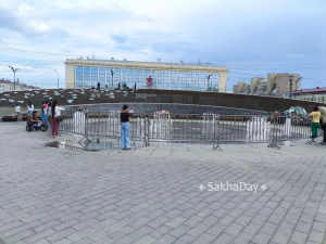 Айсену Николаеву не нравится огороженный фонтан 