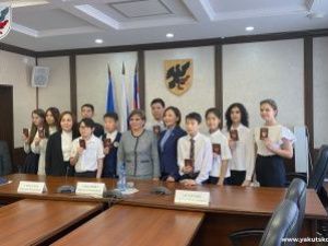 Школьникам Якутска торжественно вручили паспорта