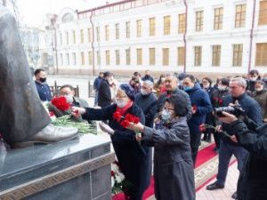 Цветы к памятнику выдающемуся общественному и политическому деятелю Якутии В.В. Никифорову-Кюлюмнюр