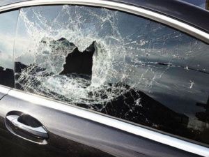 22-летний якутянин с помощью палки повредил чужой автомобиль