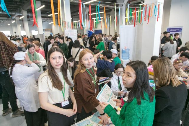 Более 1200 человек получили предложения от работодателей на  Всероссийской ярмарке трудоустройства «Работа России. Время возможностей» в Якутии 