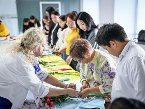 В Якутске прошел мастер-класс «Букет для мамы» в честь Дня матери в республике