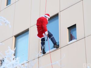 В Якутске спасатель спустился с крыши и поздравил юных пациентов НЦМ в образе Деда Мороза