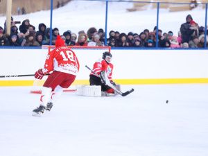 Зрелищной ничьей завершился матч звёзд мирового хоккея с якутской командой у Ленских столбов