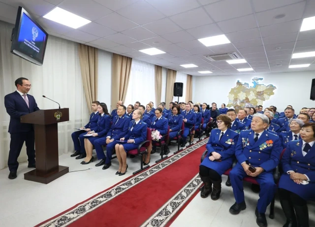 Айсен Николаев поздравил работников Прокуратуры с профессиональным праздником