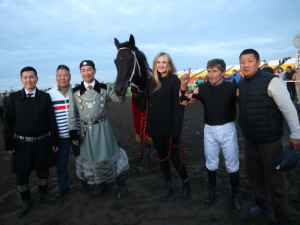 Победу на конных скачках на призы Главы Якутии одержал скакун Хорезм Харачой