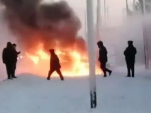 Видеофакт: В Якутии в ДТП сгорела автомашина