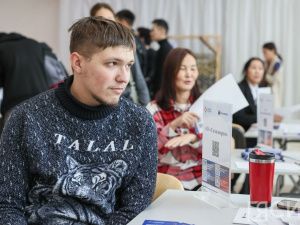 В Якутске провели молодежную ярмарку трудоустройства «Шаг к карьере»