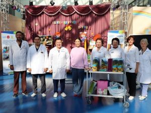 Волонтеры АЭБ подарили сертификаты первоклассникам в книжный магазин