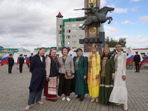 В Москве в парке Победы на Поклонной горе волонтеры развернут российский флаг