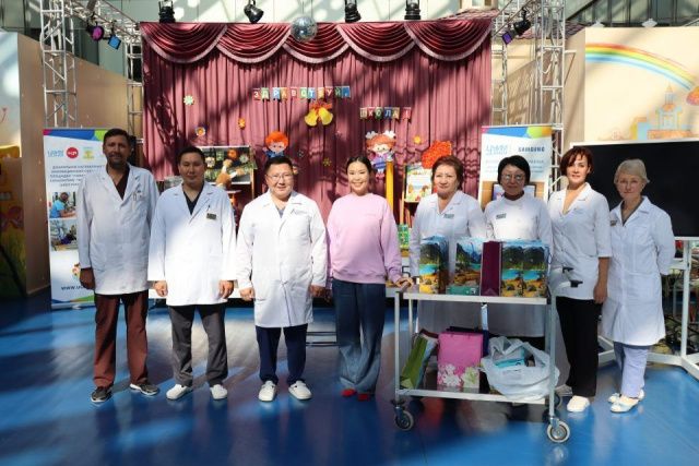 Волонтеры АЭБ подарили сертификаты первоклассникам в книжный магазин