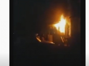 В Якутске загорелся двухэтажный жилой дом. Предположительно был поджог