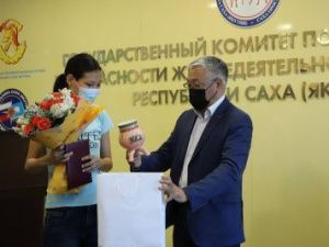 Госкомобеспечения и Служба спасения республики наградили девушек, спасших утопающего в Якутске