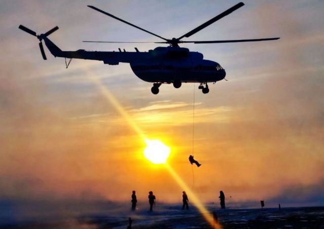 Небо, трос, земля. В Якутске спасатели отработали навыки беспарашютного десантирования