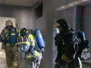 В Якутске пожарные отработали тушение пожара в 16-этажном доме: спасли «пострадавших» и проверили готовность к ЧС