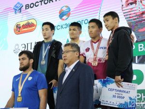 Красноярская школа борьбы оказалась лучшей на турнире Александра Крылова в Якутске