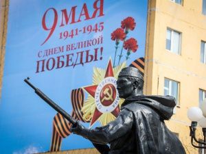 В Якутске возложили цветы к памятнику якутскому снайперу и мемориалу «Солдат Туймаады»