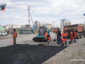 В Якутске проводят ямочный ремонт дорог в усиленном режиме