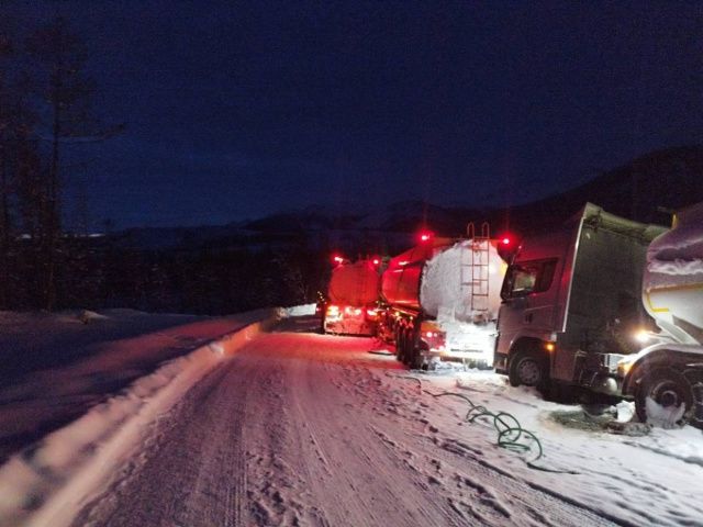 В Якутии при объезде бензовоза грузовик сбил насмерть человека