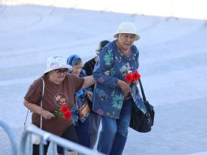 Якутяне нескончаемым потоком идут проститься с Михаилом Николаевым