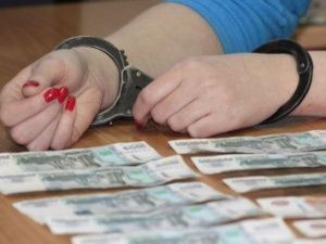 Гражданин Таджикистана и местная жительница обвиняются в даче взятки сотруднику транспортной полиции