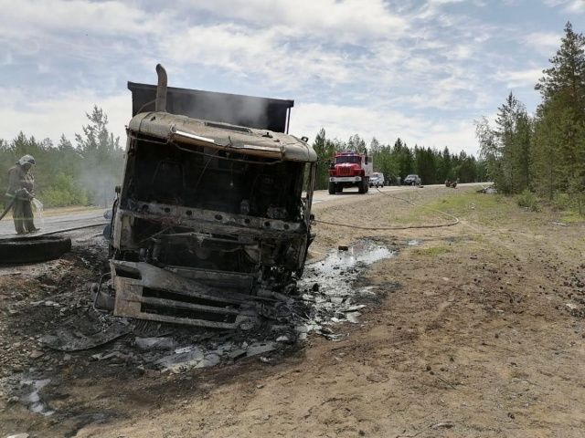 В Якутии после столкновения загорелся большегруз: пострадали два человека