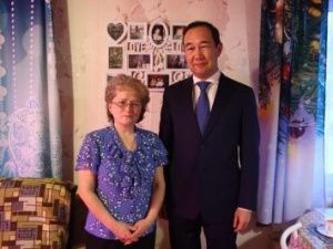 Жительницу Оленёкского района, двое сыновей которой участвуют в СВО, навестил Глава Якутии