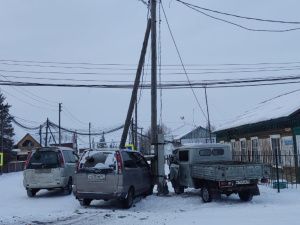 В Якутии автомобиль повредил опору ЛЭП