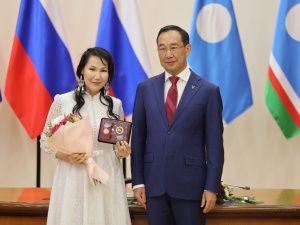 Айсен Николаев вручил государственные награды матерям Якутии