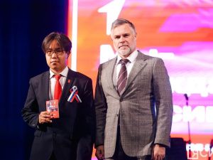 В Якутске школьникам торжественно вручили паспорта в День народного единства