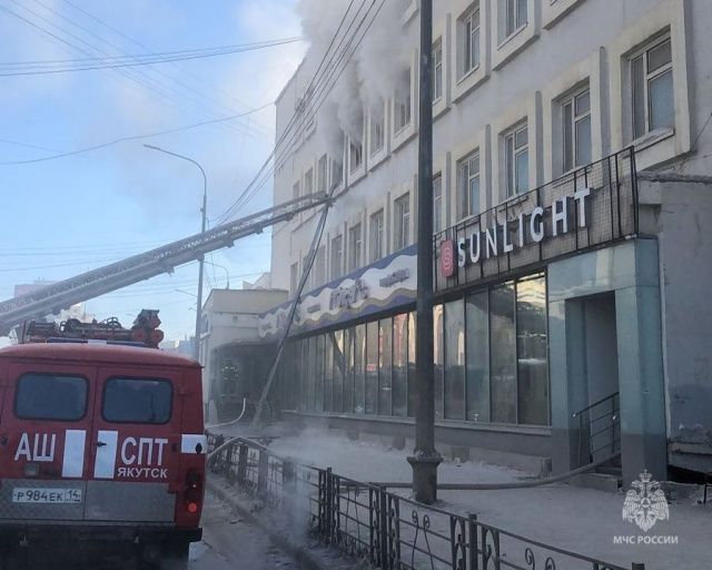 В Якутске загорелся ТЦ "Дом торговли"