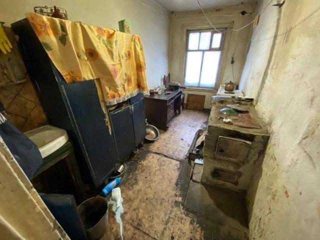 Житель Алдана избил сожительницу и нанес множество ударов двумя ножами приятелю