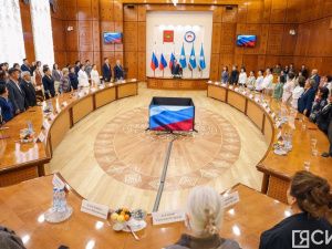 Глава Якутии вручил лучшим педагогам-наставникам премии в 100 тысяч рублей