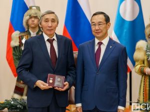 Айсен Николаев вручил якутянам государственные награды в преддверии Нового года