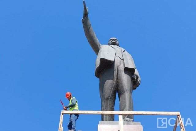 Памятник Ленину в Якутске вернут на центральную площадь в октябре