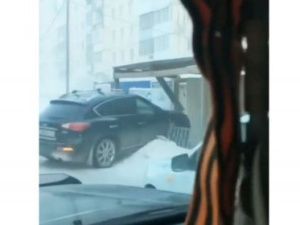 Видеофакт: В Якутске иномарка врезалась в пешеходный тротуар