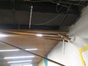 Следователи организовали проверку после обрушения потолка в Бердигестяхской школе