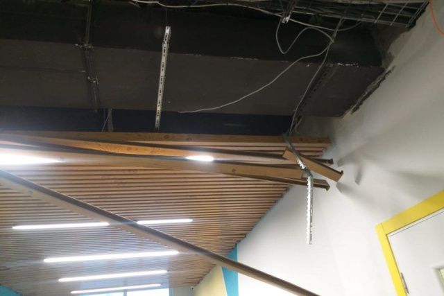 Следователи организовали проверку после обрушения потолка в Бердигестяхской школе