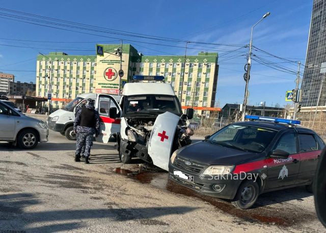 В Якутске произошло столкновение автомобиля скорой помощи и маршрутного автобуса